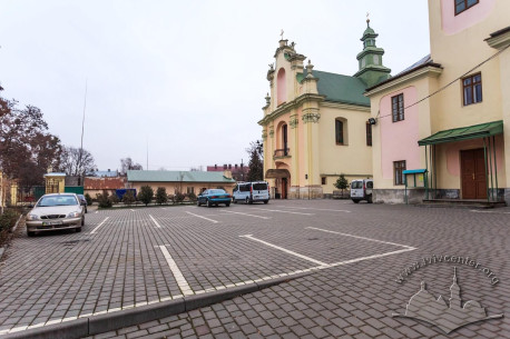 Vul. Zhovkivska, 8. Courtyard with parking lots in front of the prayer hall