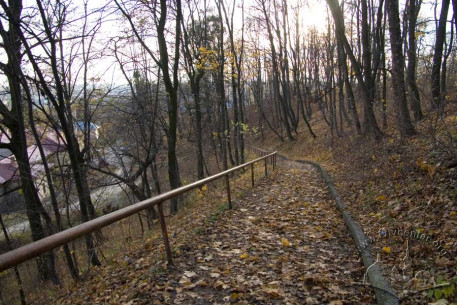 Stara Strilnytsia Park, descent.