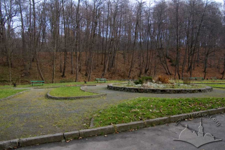 Pohulianka Park:  benches and flowerbeds along the central lane