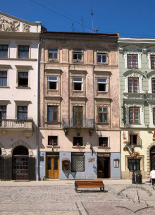 Pl. Rynok, 25. View of the main facade and fragments of the adjoining houses