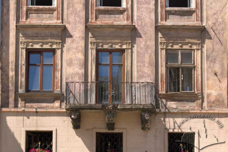 Pl. Rynok, 25. Part of the main facade with a 2nd floor balcony