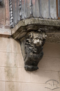 Pl. Rynok, 25. A baroque carved stone corbel supporting the balcony