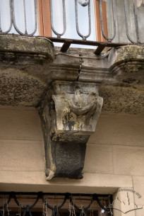 Pl. Rynok, 25. A baroque carved stone corbel supporting the balcony