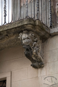 Pl. Rynok, 25. A baroque carved stone corbel supporting the balcony