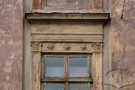 Pl. Rynok, 25. Decorative trim of a 2nd floor window
