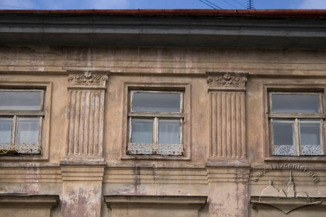 Pl. Rynok, 25. The uppermost part of the main facade