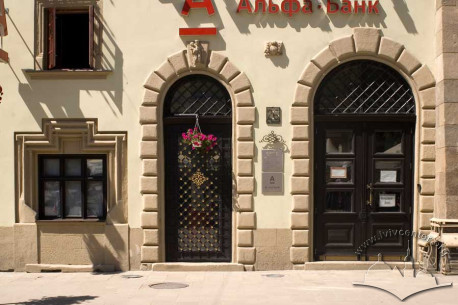 Pl. Rynok, 26. Part of the main facade