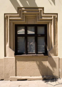 Pl. Rynok, 26. Gothic carved stone portal trim