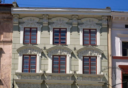 Pl. Rynok, 26. Part of the main facade