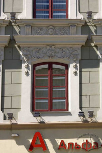 Pl. Rynok, 26. A 2nd floor window