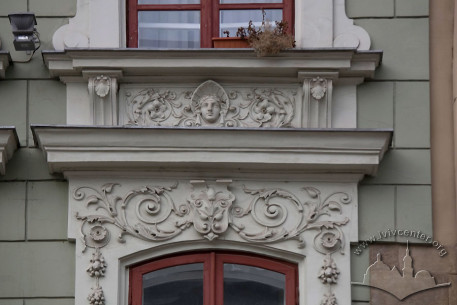 Pl. Rynok, 26. Neo renaissance plasterwork above a 3rd floor window