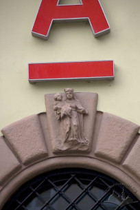 Pl. Rynok, 26. View at the keystone of a door opening arch