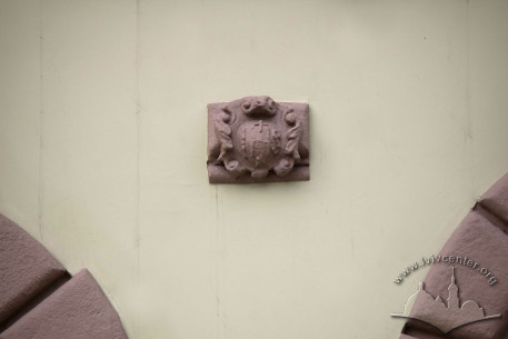Pl. Rynok, 26. A sculptural detail on the main facade