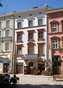 Pl. Rynok, 27. View of the building's main facade and the fragments of the adjoining houses