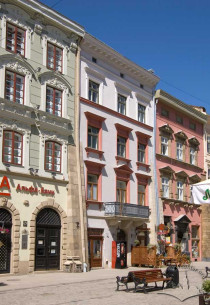 Pl. Rynok, 27. View of the building's main facade and the fragments of the adjoining houses
