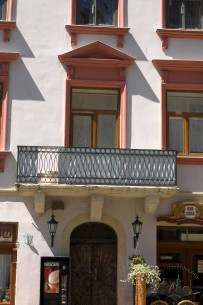 Pl. Rynok, 27. Part of the facade with the main entrance and a 2nd floor balcony