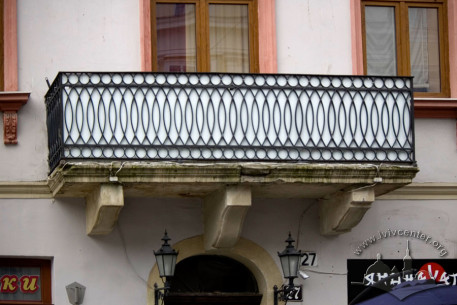 Pl. Rynok, 27. A 2nd floor balcony