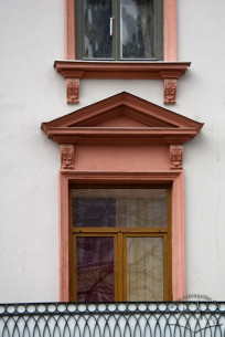 Pl. Rynok, 27. A 2nd floor blacony door