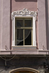 Pl. Rynok, 30. A 2nd floor window