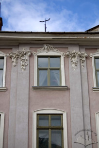 Pl. Rynok, 30. A fragment of the main facade
