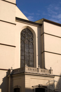 Pl. Katedralna, 1. Part of the western facade, a window with tracery and stained glass