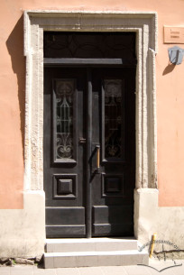 Vul. Krakivska, 2. An entrance on the lateral facade with profiled stone trim
