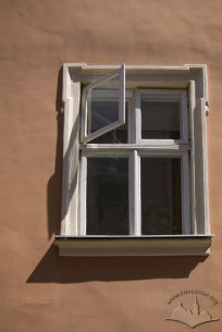 Vul. Krakivska, 2. A window on the lateral facade