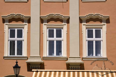 Vul. Krakivska, 2. 2nd floor windows on the main facade