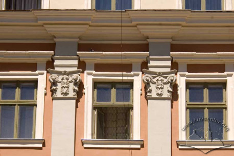 Vul. Krakivska, 2. 3rd floor windows on the main facade