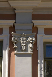 Vul. Krakivska, 2. A stylised corithian pilaster capital on the main facade (3rd floor level)