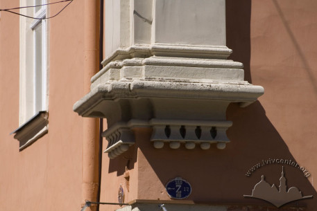 Vul. Krakivska, 2. Stone corbels that support the pilasters