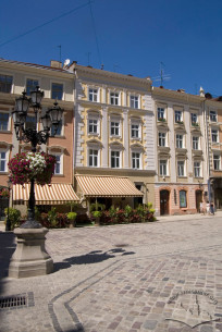 Pl. Rynok, 34. View of the building and the adjoining houses