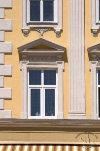 Pl. Rynok, 34. A 2nd floor window