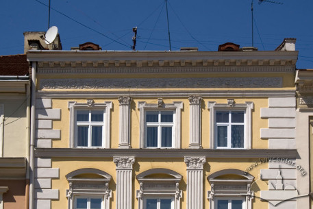 Pl. Rynok, 34. A part of the main facade