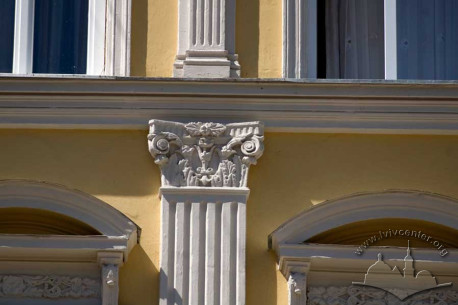 Pl. Rynok, 34. View at a corinthian capital of a pilaster (3-4th floors level)