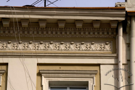 Pl. Rynok, 35. View of the decorated entablature