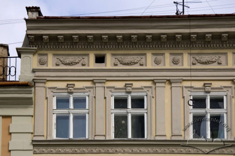 Pl. Rynok, 37. A part of the facade