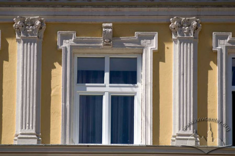 Pl. Rynok, 37. A 4th floor window