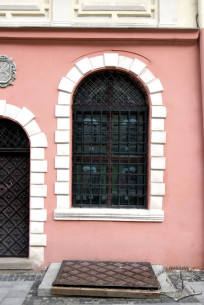 Pl. Rynok, 37. A 1st floor window and a fragment of the main entrance