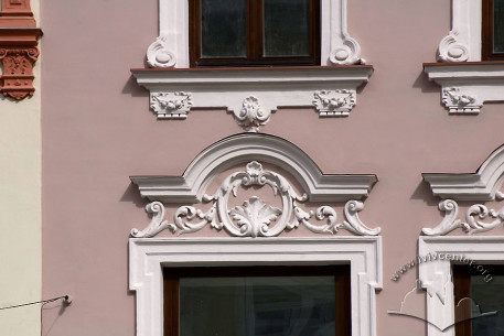 Pl. Rynok, 39. Pediments and other plasterwork above the 2nd floor windows