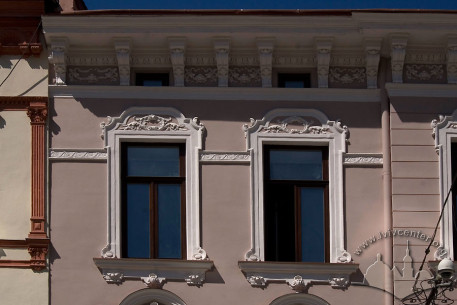 Pl. Rynok, 39. View of the 3rd floor windows and the decorated corbel cornice above