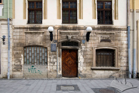 Pl. Rynok, 41. Part of the main facade