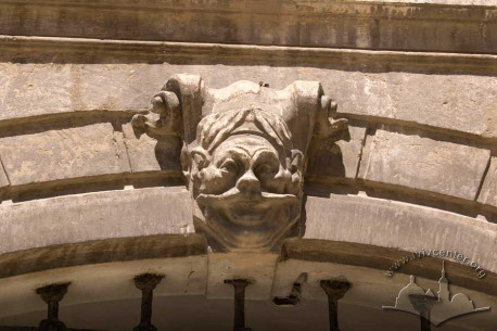 Pl. Rynok, 41. A decorated keystone of the lunette window above the main entrance