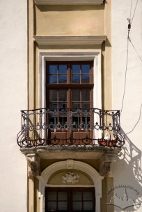 Pl. Rynok, 41. A 3rd floor balcony