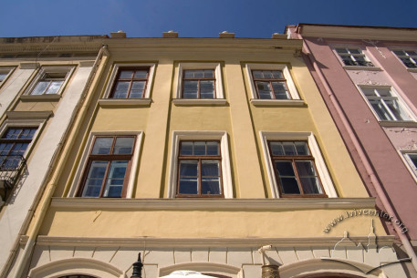 Pl. Rynok, 42. Part of the main facade