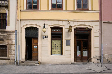 Pl. Rynok, 42. Part of the main facade