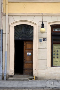 Pl. Rynok, 42. The main entrance