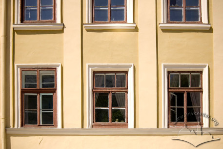 Pl. Rynok, 42. View of the 2nd floor windows