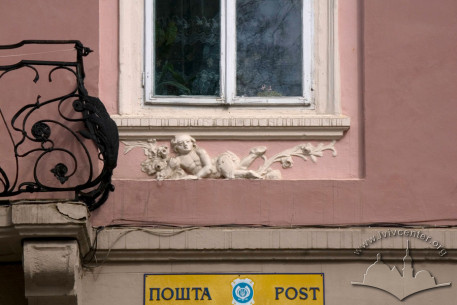 Pl. Rynok, 43. Decorative plasterwork under a 2nd floor window