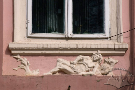 Pl. Rynok, 43. Decorative plasterwork under a 2nd floor window